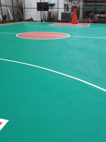 绥中 球场长期使用易出现地面开裂